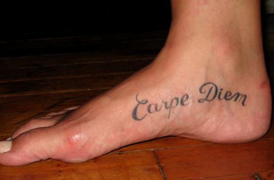 carpe diem tattoo. Tatouage Carpe Diem.